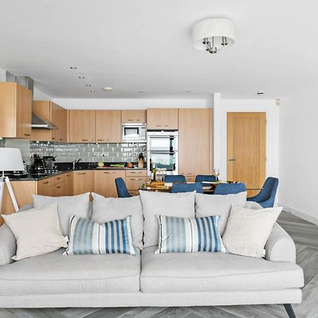 A7 Masts - Striking Beach Bolthole Apartment With Beautiful Sea Views Private Balcony & Parking Torquay Kültér fotó