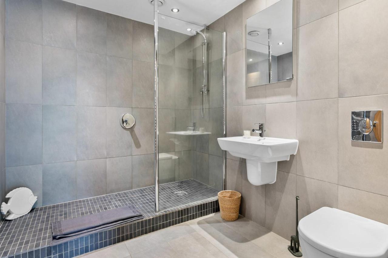 A7 Masts - Striking Beach Bolthole Apartment With Beautiful Sea Views Private Balcony & Parking Torquay Kültér fotó