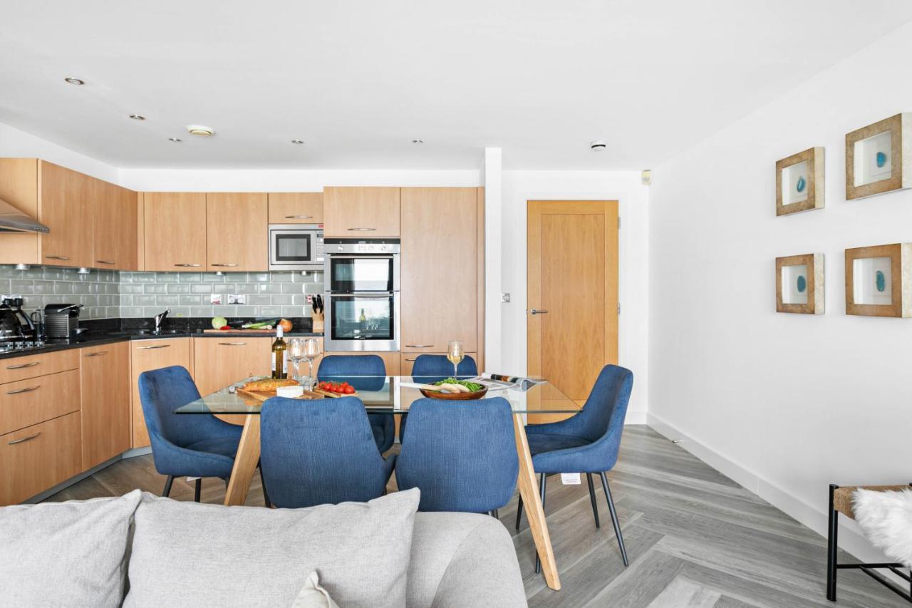 A7 Masts - Striking Beach Bolthole Apartment With Beautiful Sea Views Private Balcony & Parking Torquay Kültér fotó