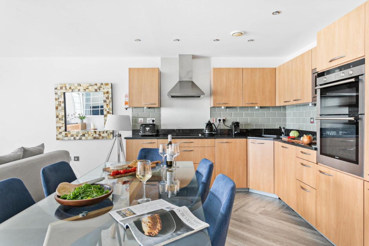 A7 Masts - Striking Beach Bolthole Apartment With Beautiful Sea Views Private Balcony & Parking Torquay Kültér fotó