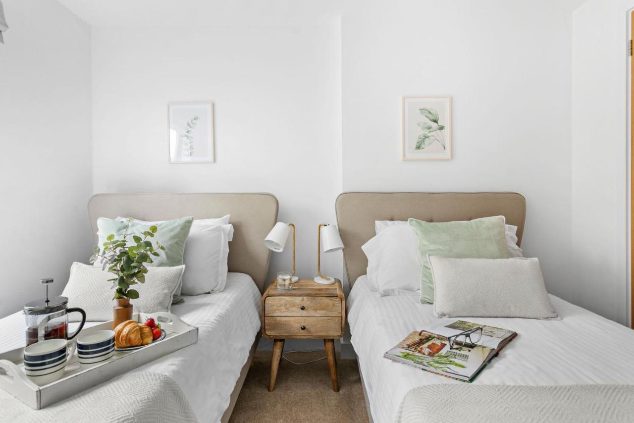 A7 Masts - Striking Beach Bolthole Apartment With Beautiful Sea Views Private Balcony & Parking Torquay Kültér fotó