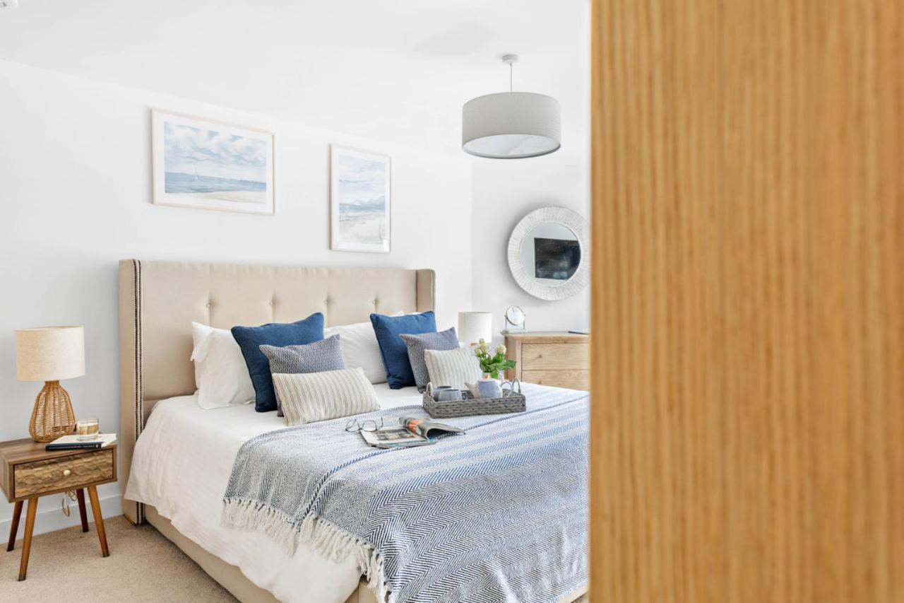 A7 Masts - Striking Beach Bolthole Apartment With Beautiful Sea Views Private Balcony & Parking Torquay Kültér fotó