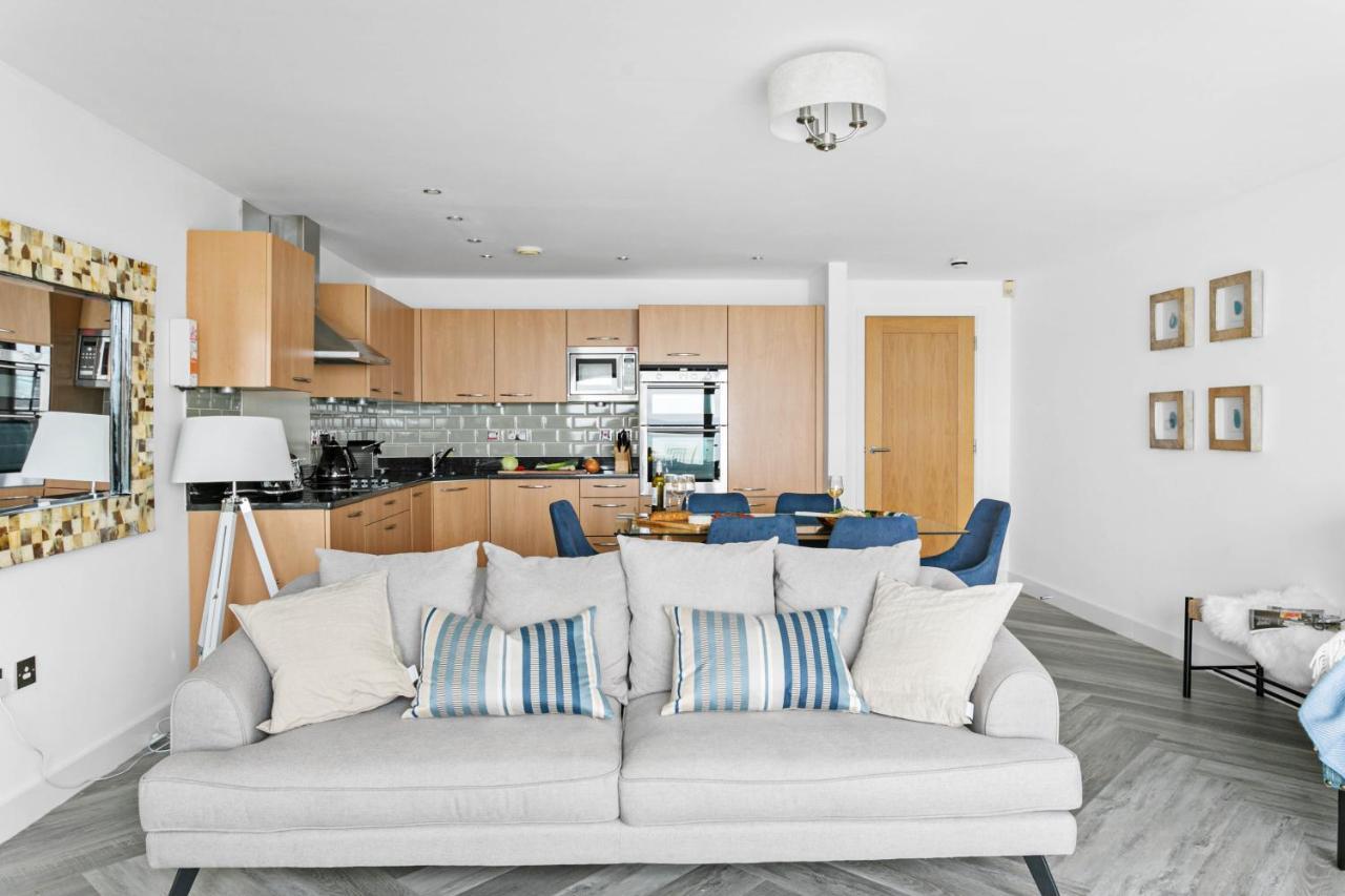 A7 Masts - Striking Beach Bolthole Apartment With Beautiful Sea Views Private Balcony & Parking Torquay Kültér fotó