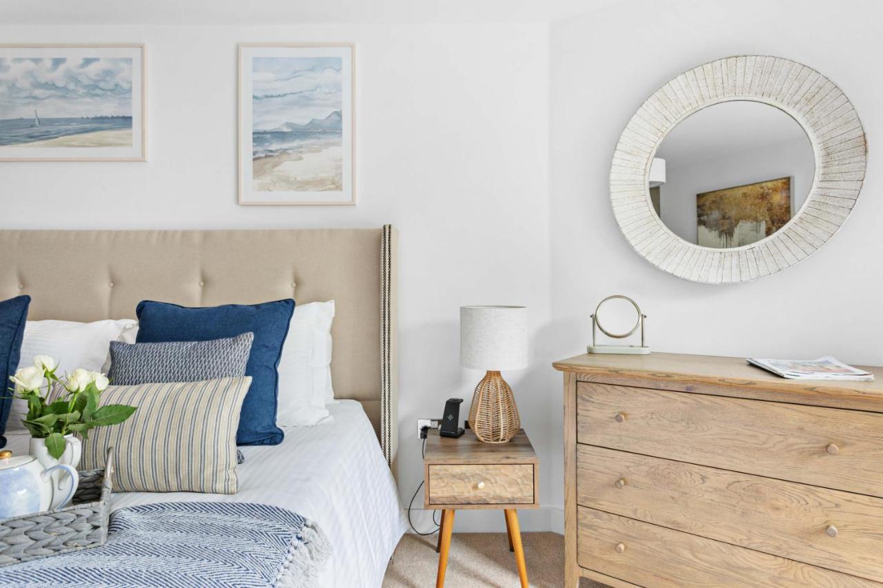 A7 Masts - Striking Beach Bolthole Apartment With Beautiful Sea Views Private Balcony & Parking Torquay Kültér fotó