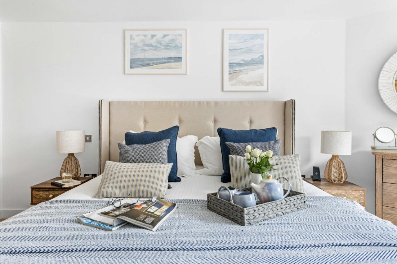 A7 Masts - Striking Beach Bolthole Apartment With Beautiful Sea Views Private Balcony & Parking Torquay Kültér fotó
