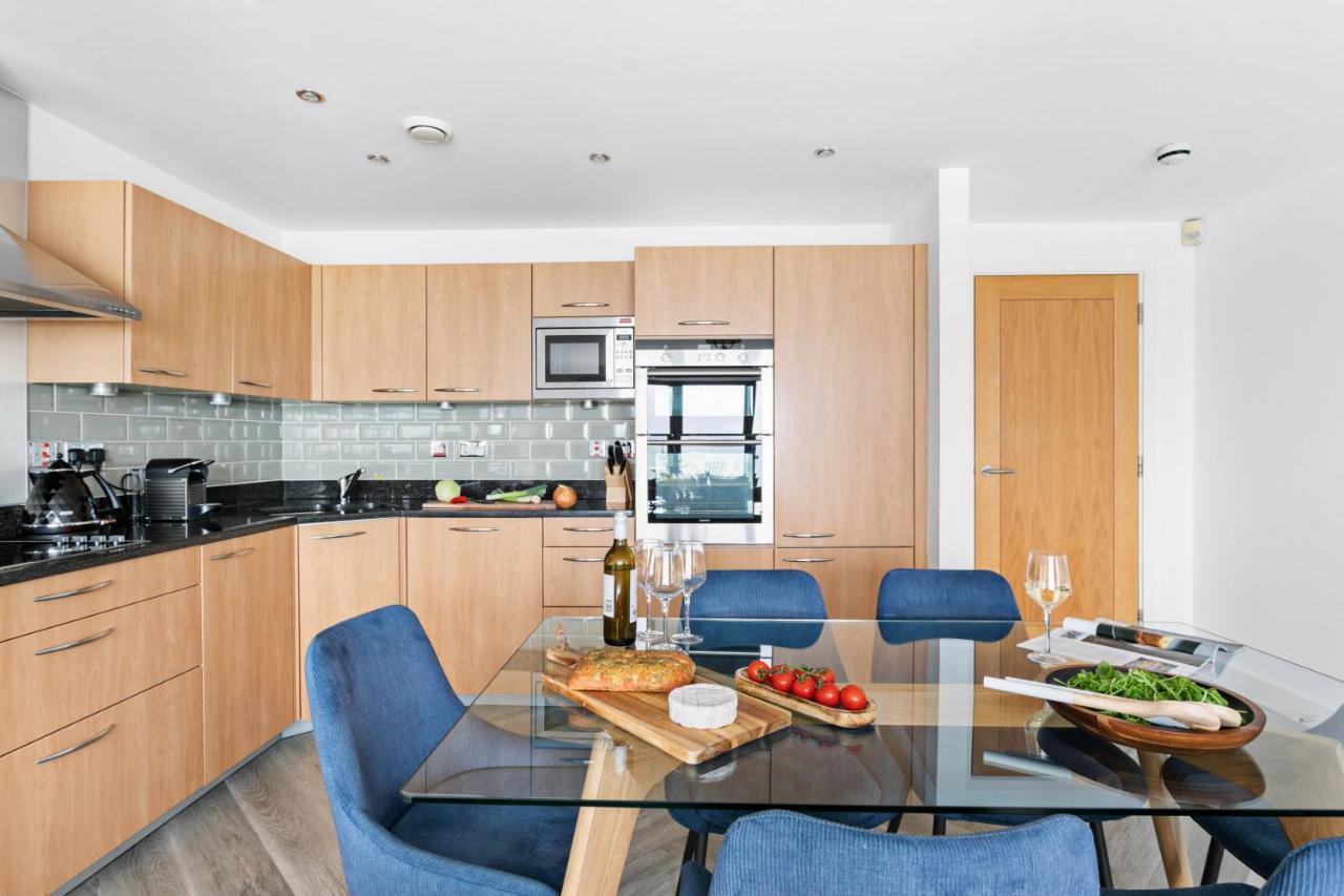 A7 Masts - Striking Beach Bolthole Apartment With Beautiful Sea Views Private Balcony & Parking Torquay Kültér fotó
