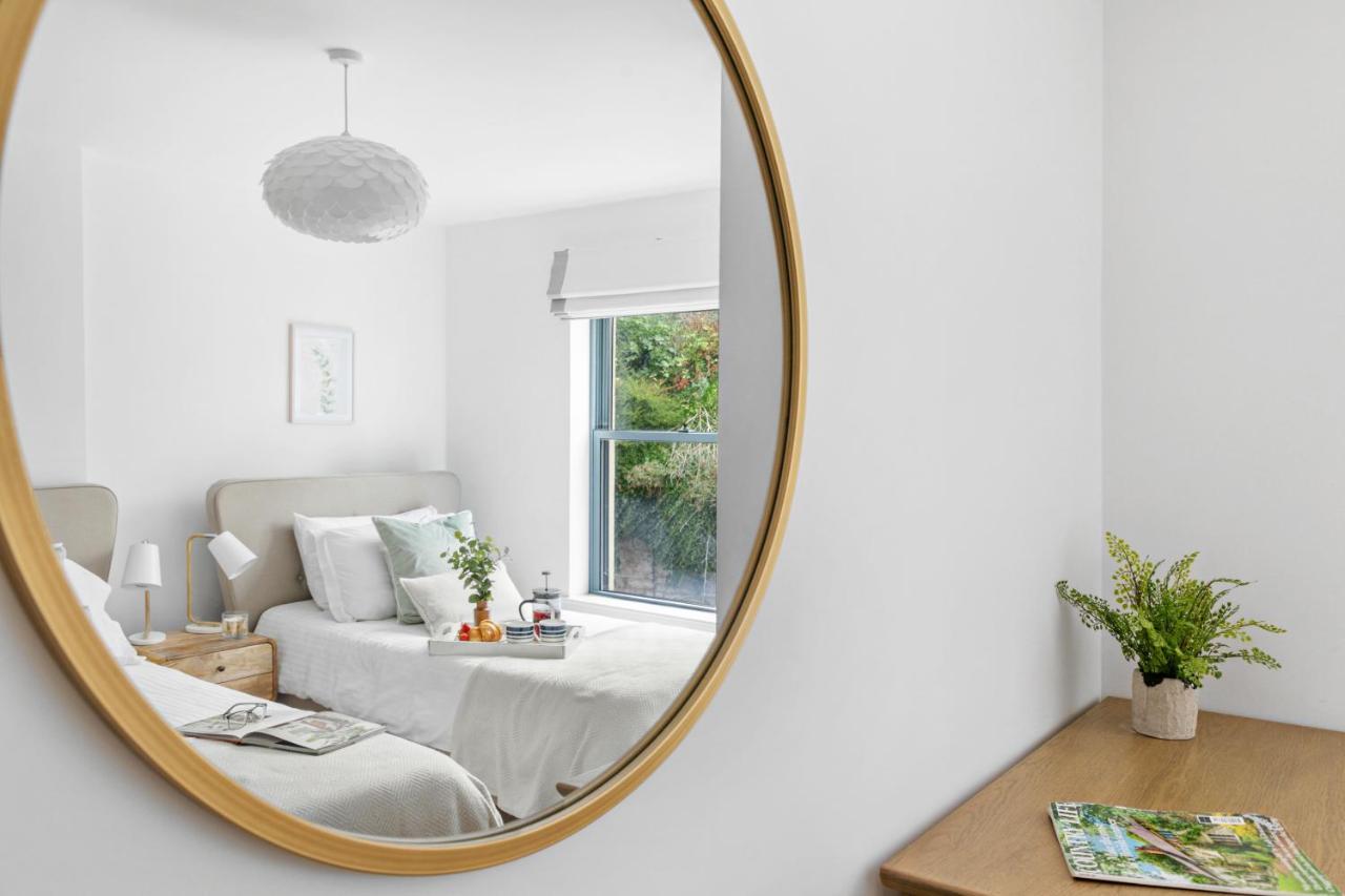 A7 Masts - Striking Beach Bolthole Apartment With Beautiful Sea Views Private Balcony & Parking Torquay Kültér fotó