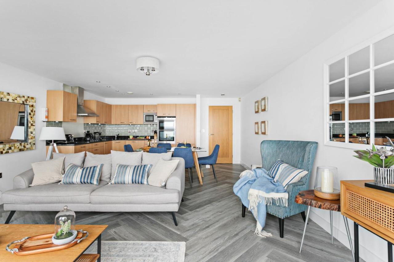 A7 Masts - Striking Beach Bolthole Apartment With Beautiful Sea Views Private Balcony & Parking Torquay Kültér fotó